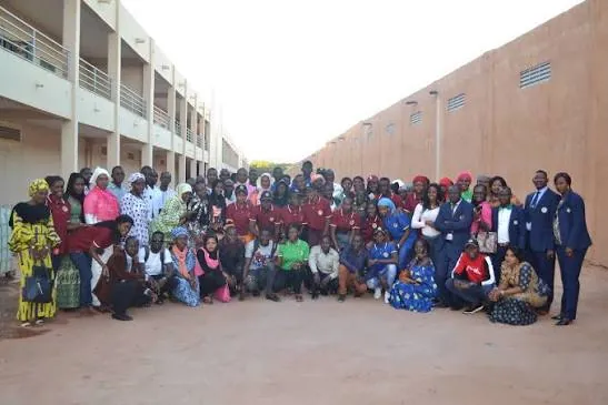 Grand rassemblement d’étudiants et d’enseignants dans la cour de l’établissement, entre les bâtiments d’enseignement.