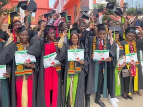 Étudiants diplômés en toge et coiffe académique présentant leur certificat, à l’issue d’un séjour de formation au Ghana.
