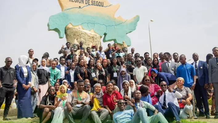 Les étudiants de Technolab ISTA rassemblés au pied du monument de la région de Ségou, lors du festival sur le Niger.